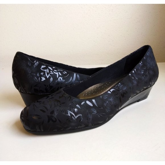 Trotters Shoes - Trotters Women's Lauren Black Slip-On Wedge Shoe in 8M